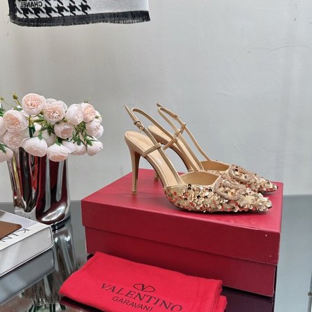 Valentino Garavani Vlogo Signature Pumps